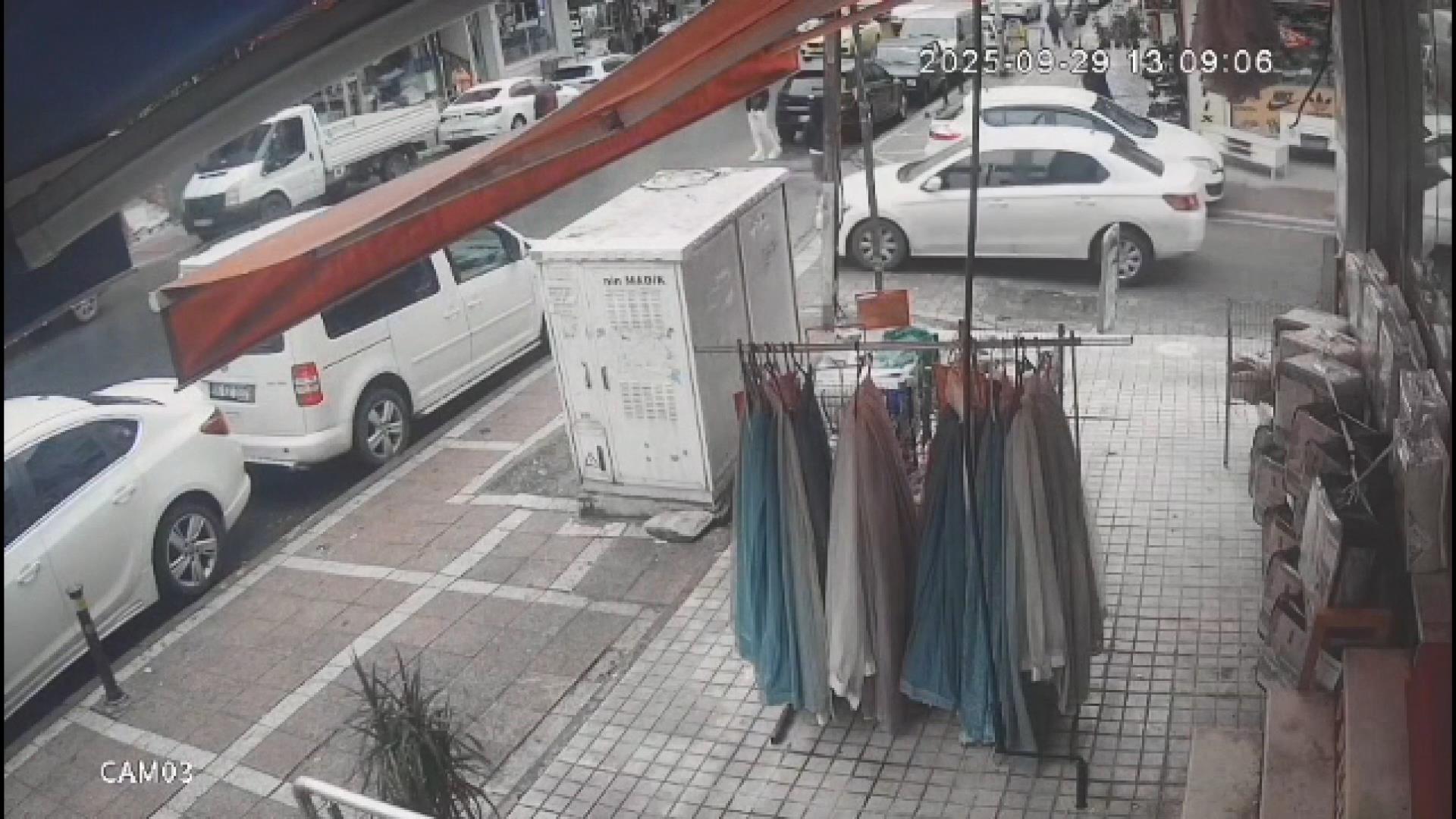 Esenyurt’ta denetim yapan polis ekipleri, şüphelendikleri bir aracı durdurmak istedi.