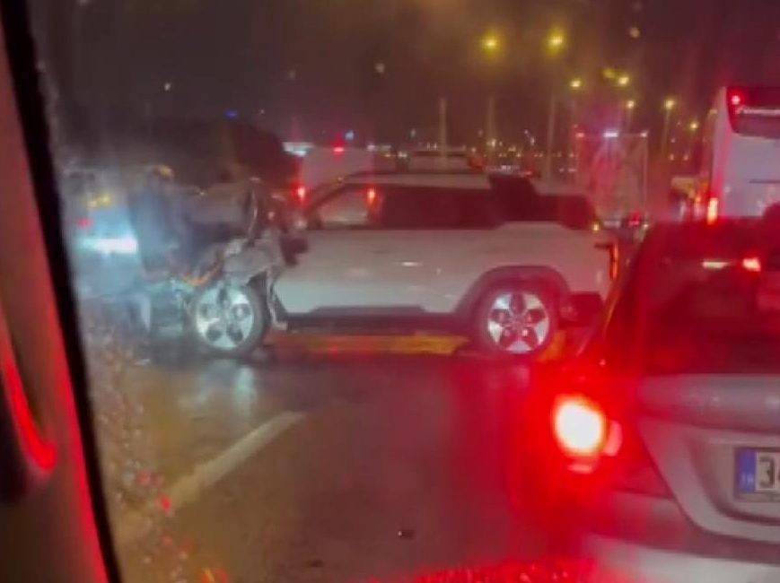 Eyüpsultan TEM Otoyolu’nda 17 Araçlık Zincirleme Kaza: 1 Yaralı Eyüpsultan’da TEM Otoyolu üzerinde zincirleme kaza meydana geldi. Sabah saatlerinde