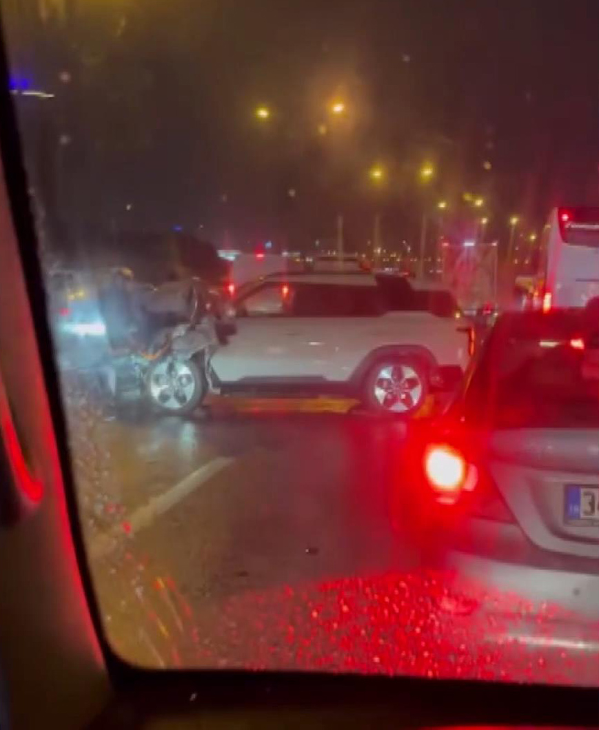 Eyüpsultan’da TEM Otoyolu üzerinde zincirleme kaza meydana geldi. Sabah saatlerinde