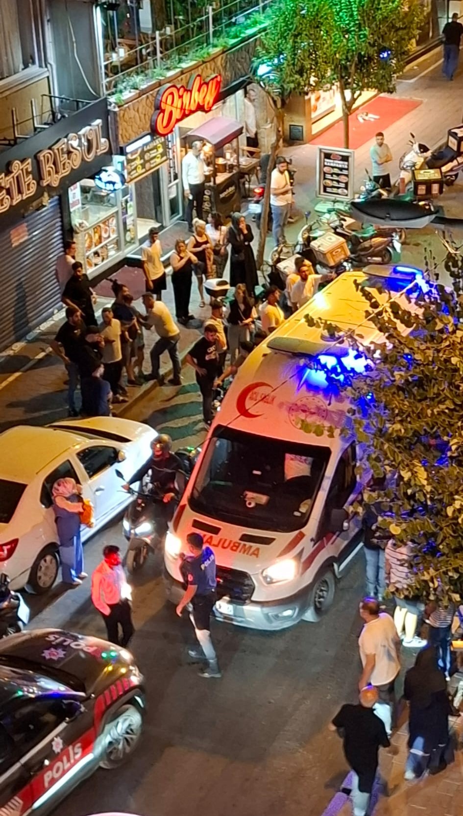 Fatih ilçesinde, ailesine ait bir büfeyi devralan yeni işletmeci ile