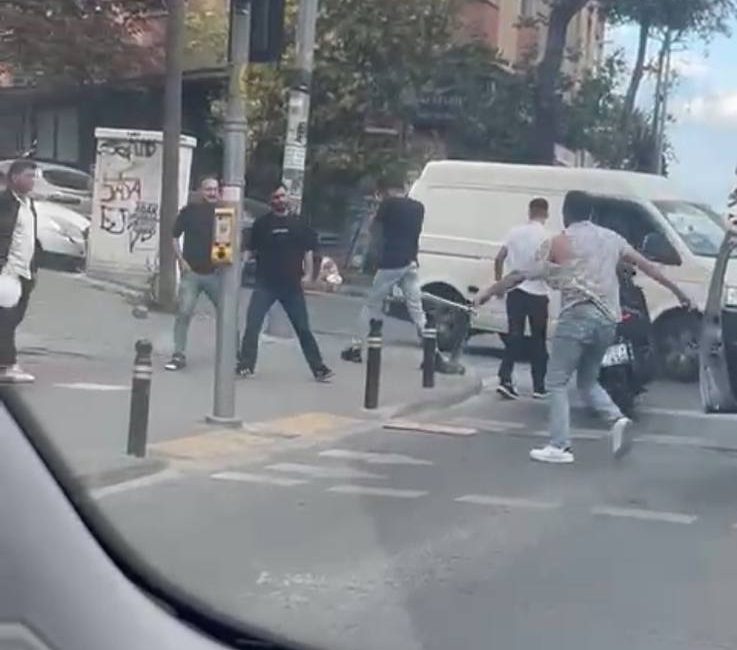 Gaziosmanpaşa’da, yol verme tartışması yaşayan iki motosikletli, otomobil sürücüsüne sopayla