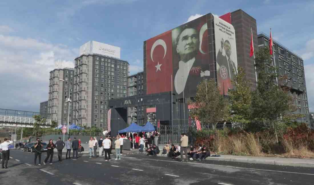 Sarıyer’deki Cumhuriyet Halk Partisi (CHP) İstanbul İl Başkanlığı önünde, parti