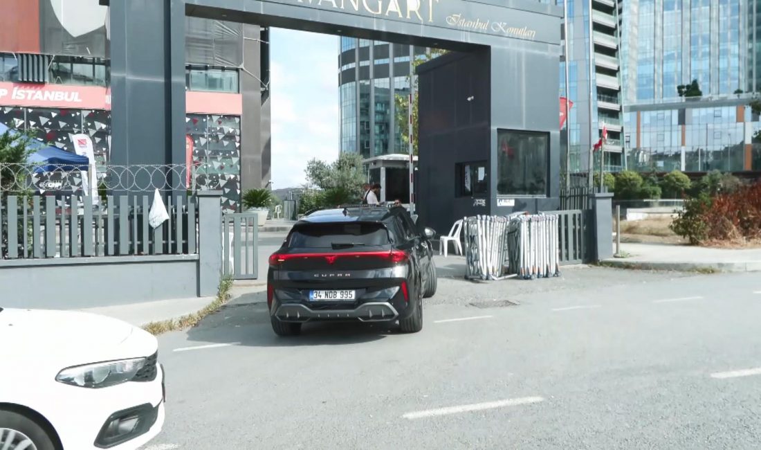 CHP’li Gürsel Tekin, sabah saatlerinde partisinin Sarıyer’de bulunan eski İl