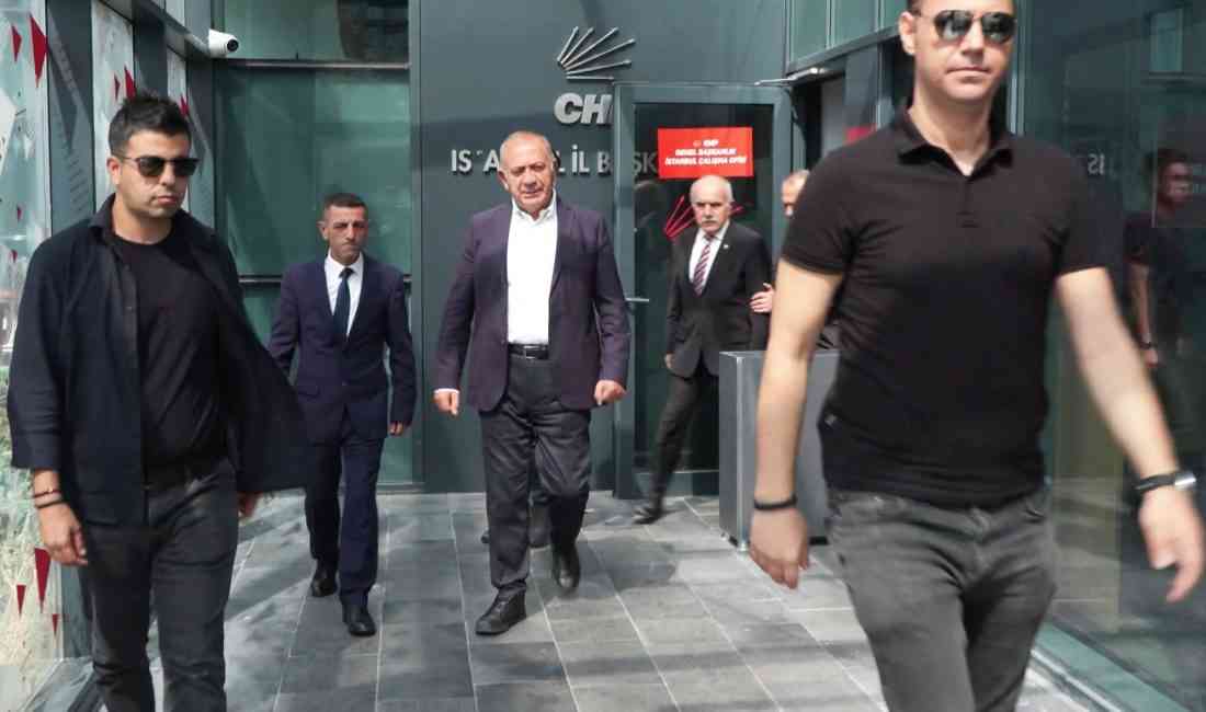 CHP’nin Sarıyer’deki eski İl Başkanlığı binasında basın açıklaması yapan Gürsel