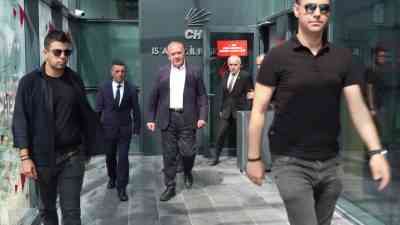 CHP’nin Sarıyer’deki eski İl Başkanlığı binasında basın açıklaması yapan Gürsel