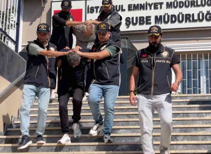 İstanbul’da, ilişki kurdukları kadınları para karşılığı erkeklere pazarladıkları iddia edilen