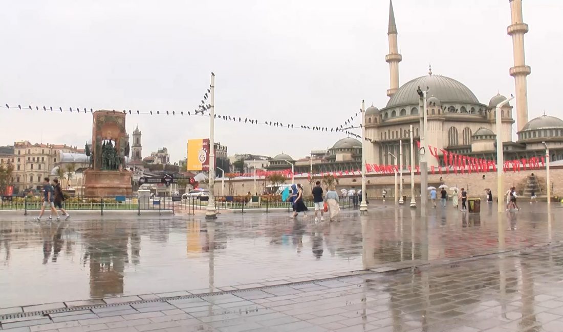 İstanbul‘da gece saatlerinde başlayan şiddetli yağmur, kenti hazırlıksız yakalayan vatandaşlar