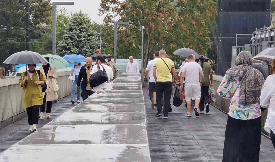 İstanbul‘da gece saatlerinde başlayan yağmur, sabah işe gitmek için evlerinden