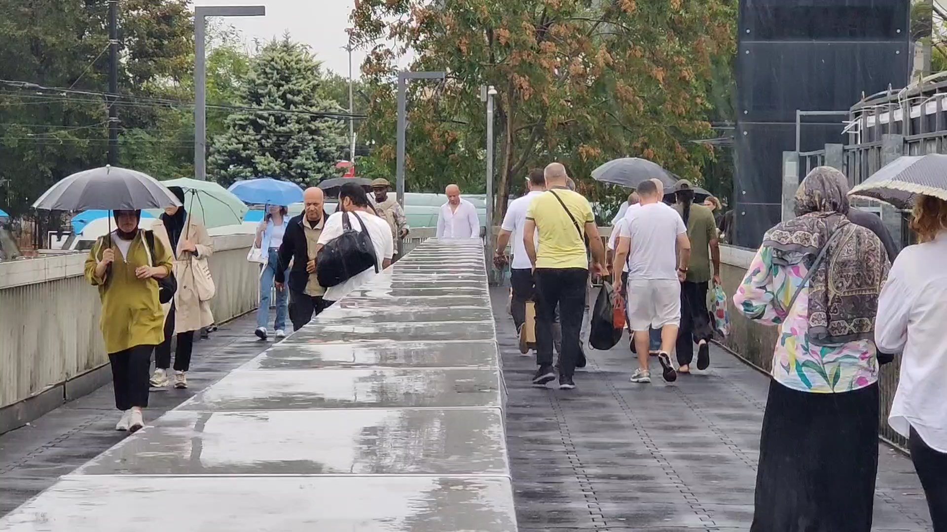 İstanbul‘da gece saatlerinde başlayan yağmur, sabah işe gitmek için evlerinden