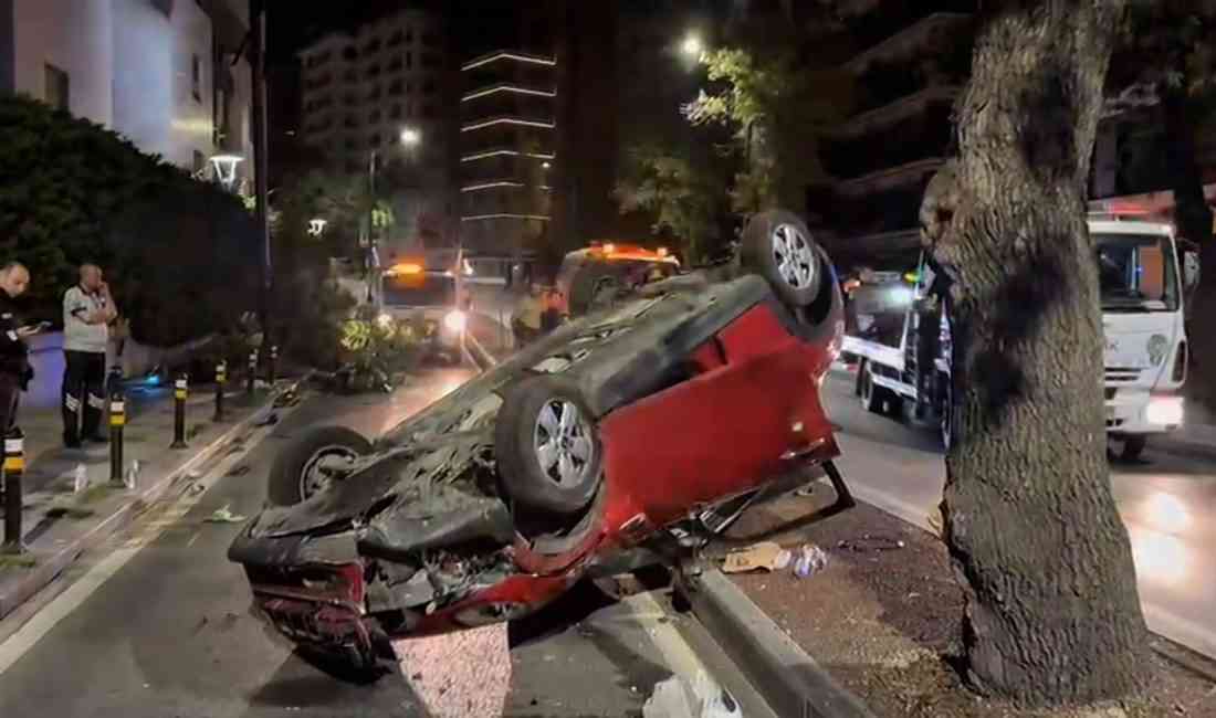 İstanbul Kadıköy’de sürücüsünün direksiyon hakimiyetini kaybettiği otomobil, park halindeki motosiklet