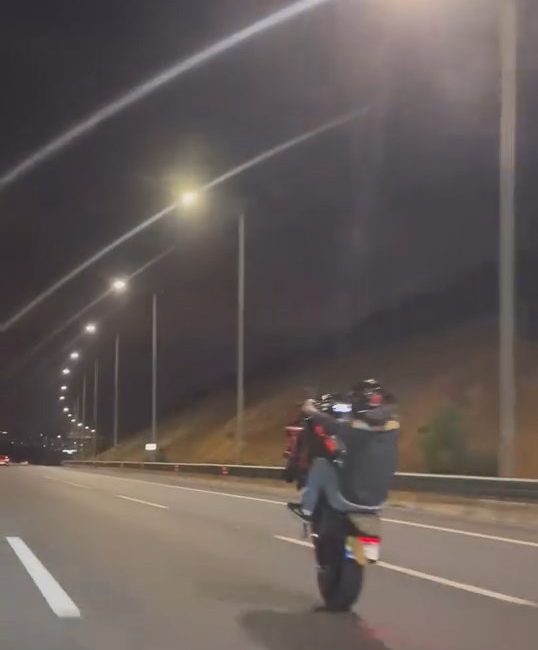 Esenler ve Kuzey Marmara Otoyolu’nda Motosiklet Sürücülerinin Tehlikeli Tek Teker Yolculuğu İstanbul’da motosiklet sürücülerinin tehlikeli tek teker hareketleri, temmuz akşamı Esenler