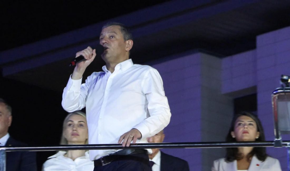CHP Genel Başkanı Özgür Özel Zeytinburnu’nda Konuştu: “Bugün Tüm Türkiye’nin Gözü Bu Meydanda” Cumhuriyet Halk Partisi (CHP) Genel Başkanı Özgür Özel, partisinin Zeytinburnu