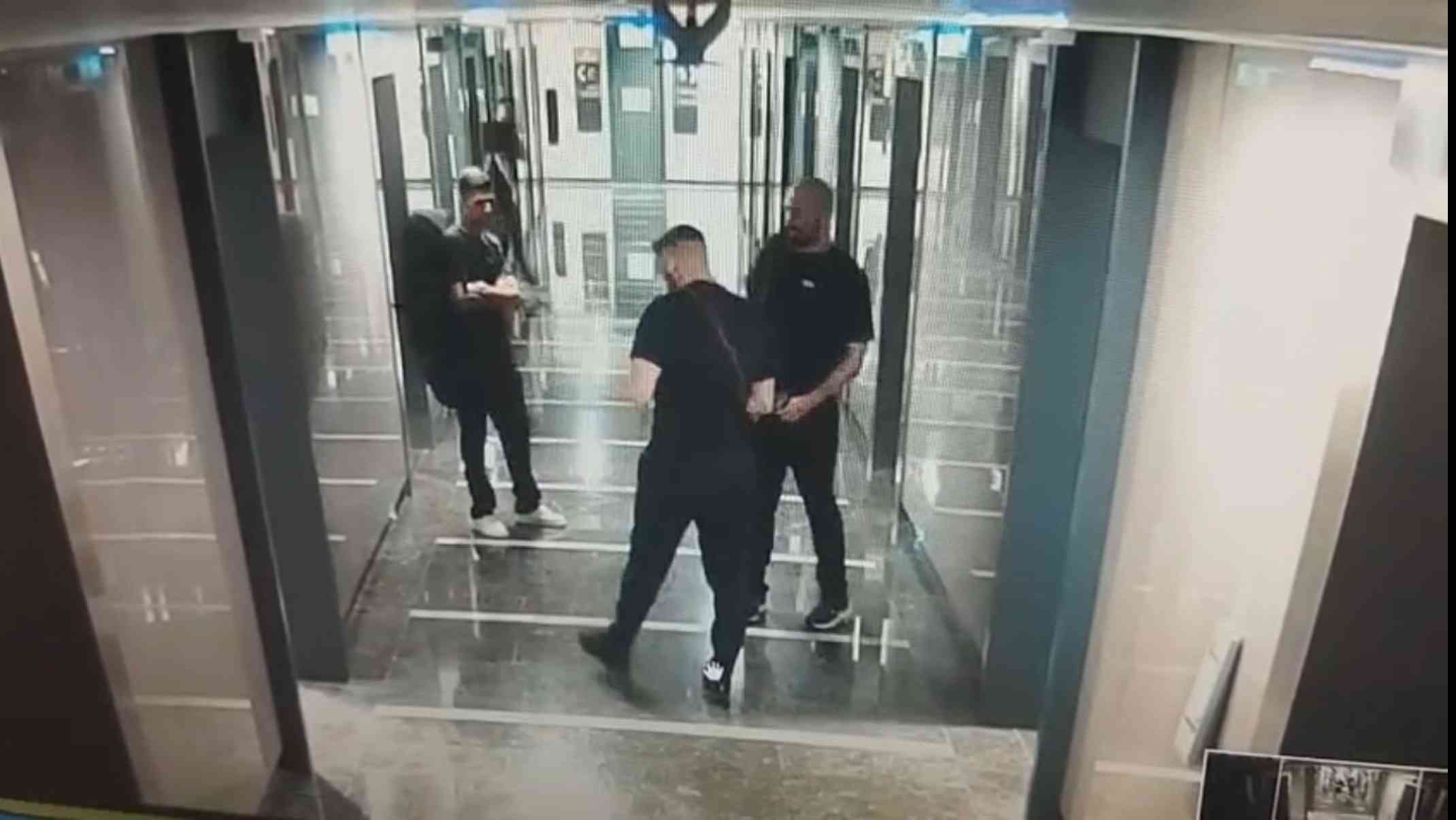 Sarıyer’de motorize Yunus polisleri, şüphe üzerine durdurdukları bir motosiklet sürücüsünün