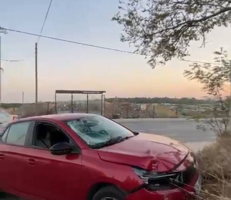 Sultangazi’de Otomobil Skuter Kullanıcısına Çarptı, Sürücü Elektrik Direğine Çarparak İkinci Kazayı Geçirdi Sultangazi’de, bir otomobil sürücüsü, skuter kullanan bir kişiye çarptıktan sonra