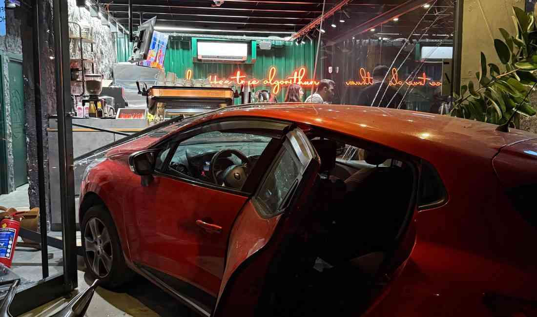 İstanbul’un Ümraniye ilçesinde, sürücüsünün kontrolünü kaybettiği otomobil, önce başka bir