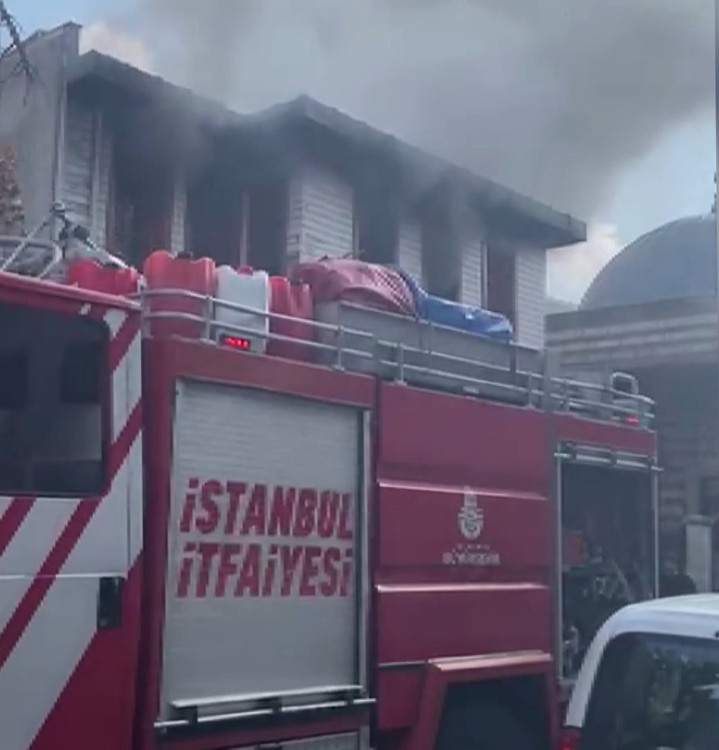 Üsküdar Valide-i Atik Mahallesi Çinili Sokak’ta bulunan 2 katlı ahşap
