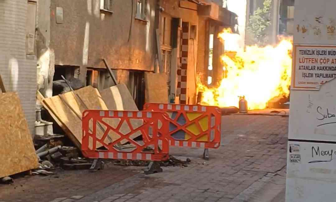 Zeytinburnu’nda kentsel dönüşüm kapsamında boşaltılan 5 katlı binada, demir kesim