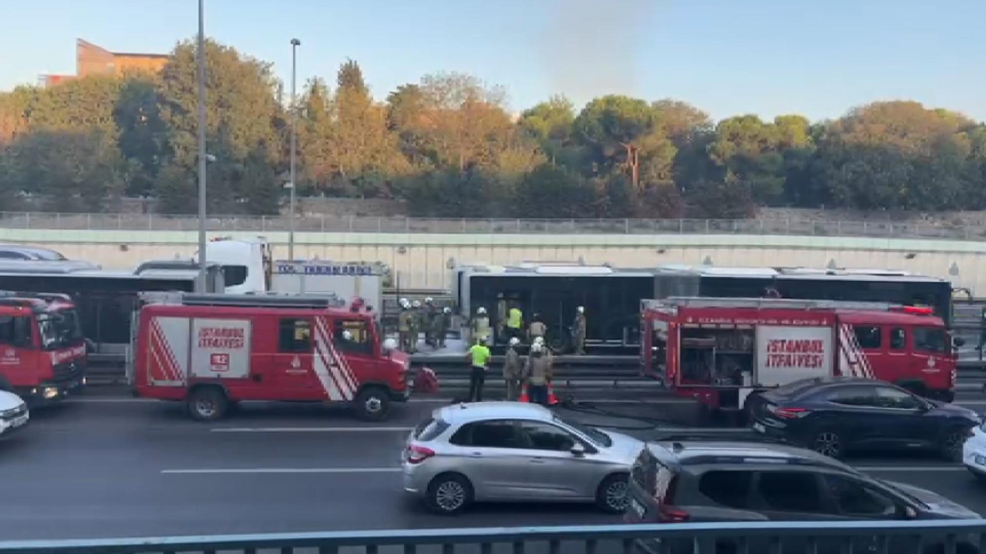 Zeytinburnu’nda, Bayrampaşa-Maltepe Metrobüs Durağı’nda seyir halindeyken motor kısmından duman çıkan