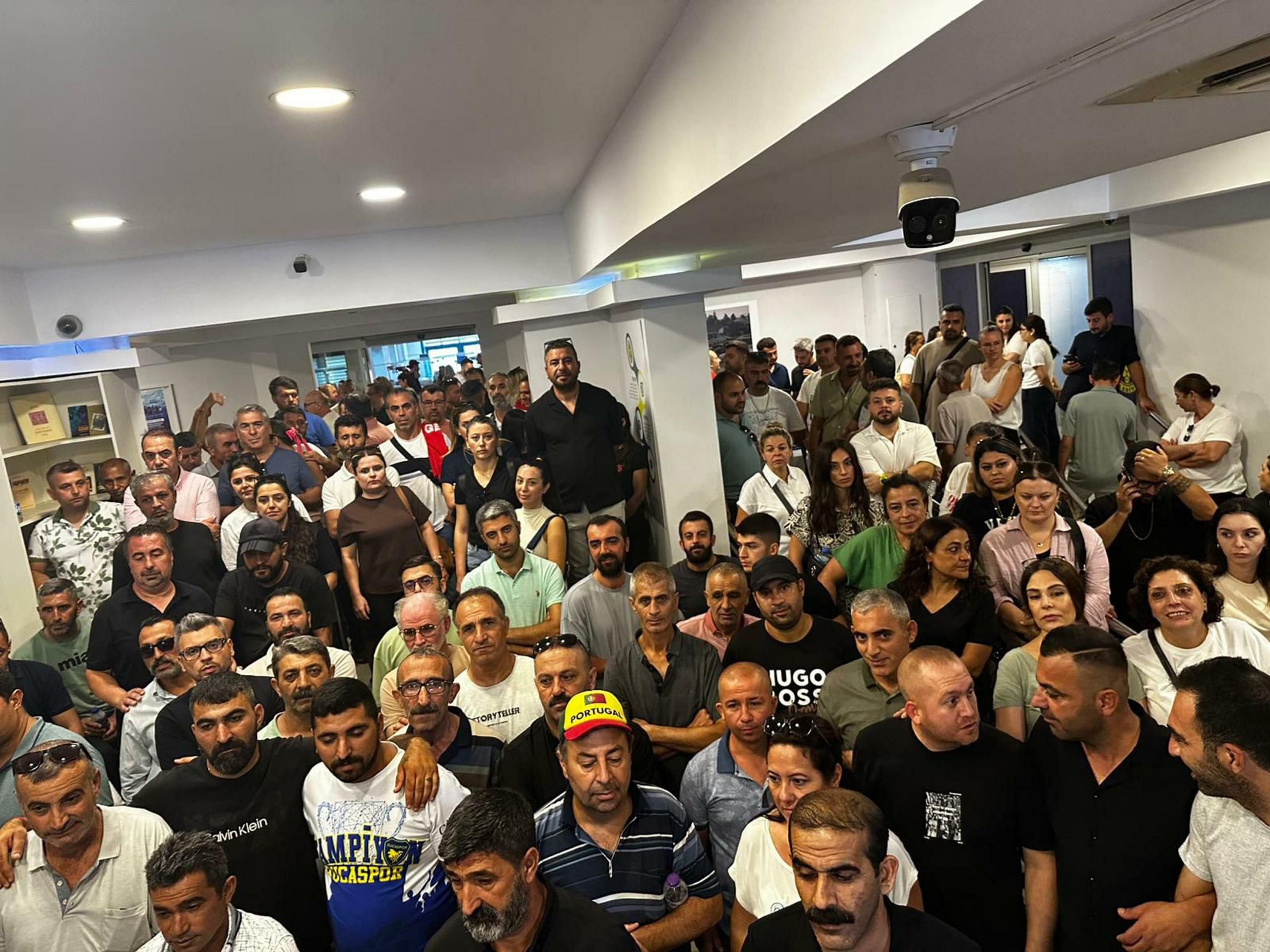 İzmir’in Buca ilçesinde, Buca Belediyesi’nde çalışan işçiler, 3 aydır maaşlarının