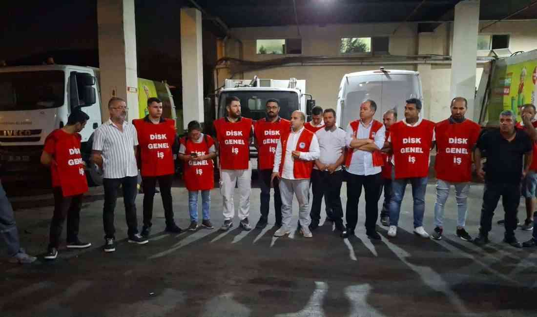 İzmir’in Karşıyaka ilçesinde belediye bünyesinde çalışan işçiler, maaş ödemeleri ve