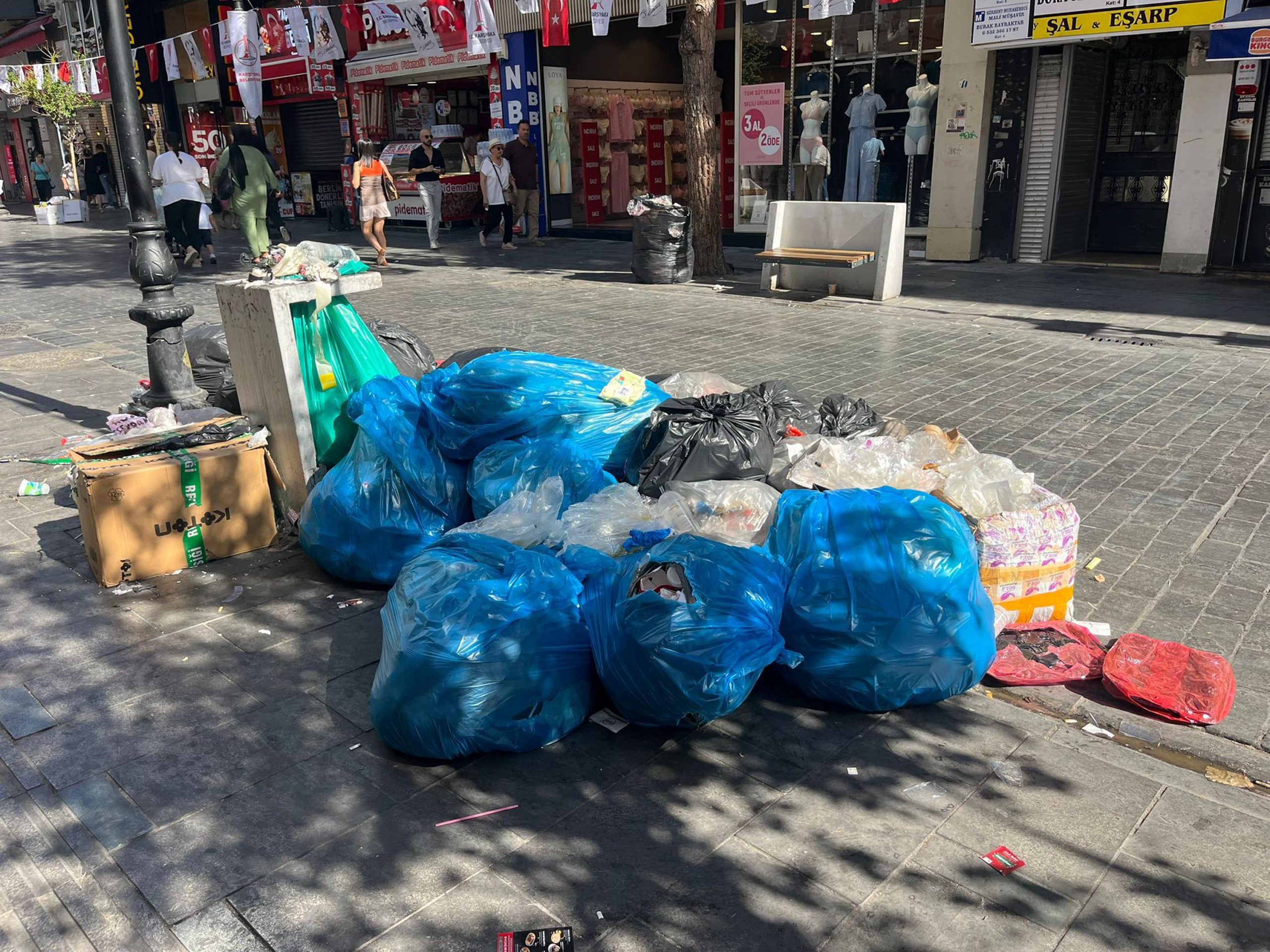 İzmir’in Karşıyaka ilçesinde, DİSK Genel-İş 10 Nolu Şube üyesi ve