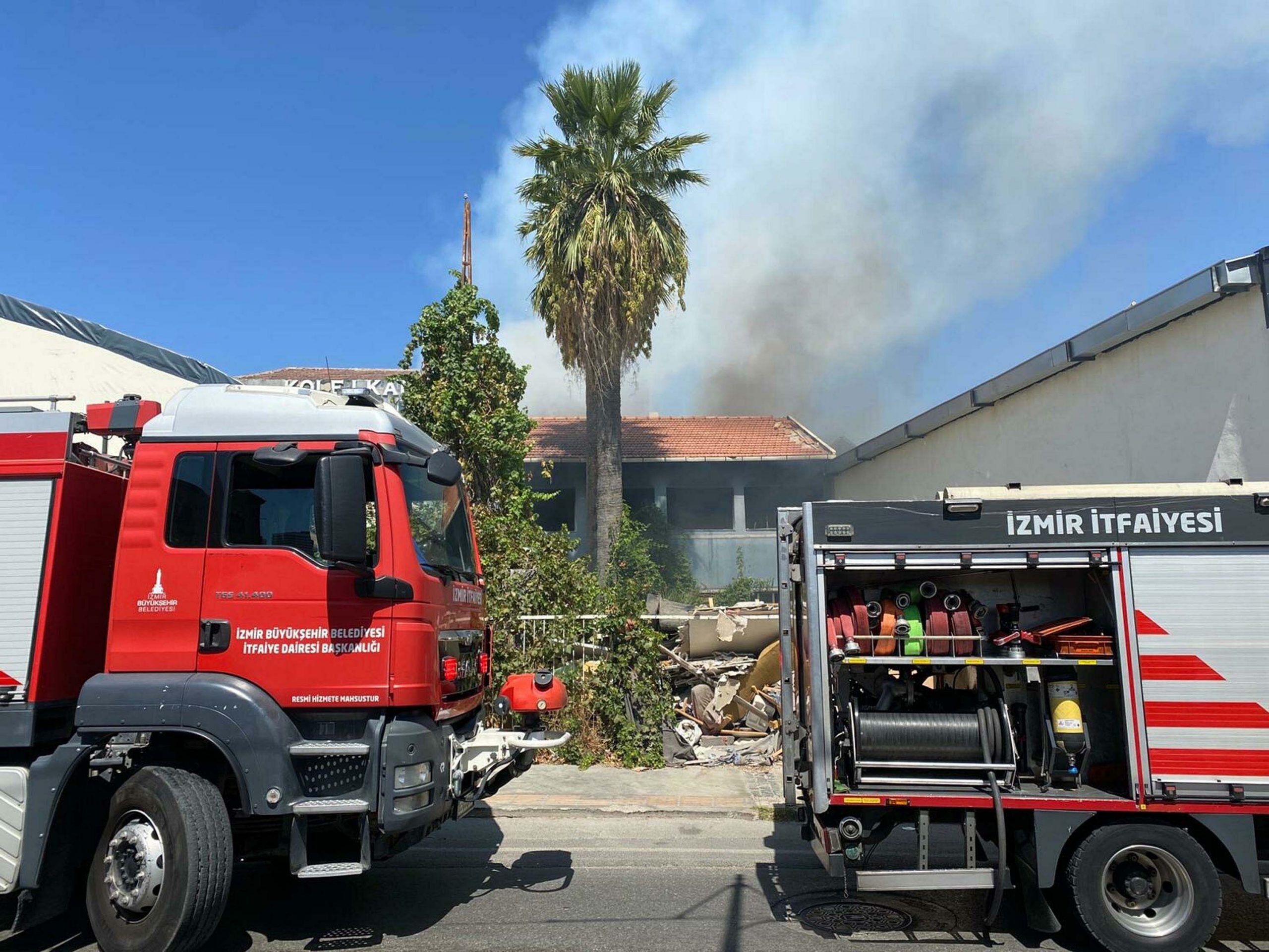 İzmir’in Konak ilçesi Şehitler Caddesi’nde bulunan 2 katlı metruk binada
