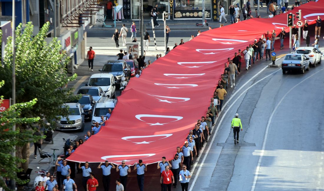 İzmir’in düşman işgalinden kurtuluşunun 103. yıl dönümü, kutlama etkinlikleriyle başladı.