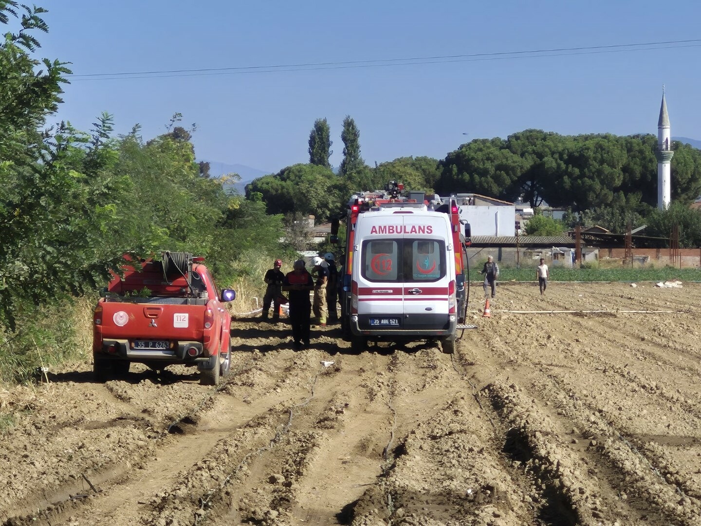 İzmir’in Torbalı ilçesi Subaşı Mahallesi’nde sabah saatlerinde bir eğitim uçağı