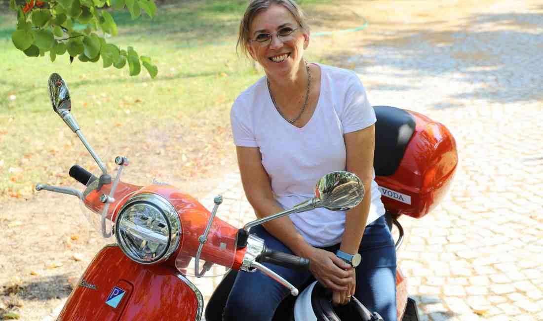 İzmir’de yaşayan Yaşar Üniversitesi Sanat ve Tasarım Fakültesi Dekanı Prof.