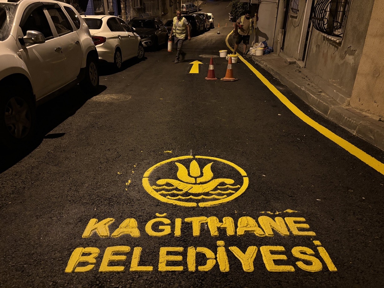 Kağıthane Belediyesi, vatandaşların güvenli ve konforlu ulaşım sağlaması amacıyla yol