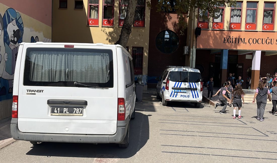Kocaeli’nin Gebze ilçesindeki Adem Yavuz İlkokulu’nda, okul kantininden ekler yiyen