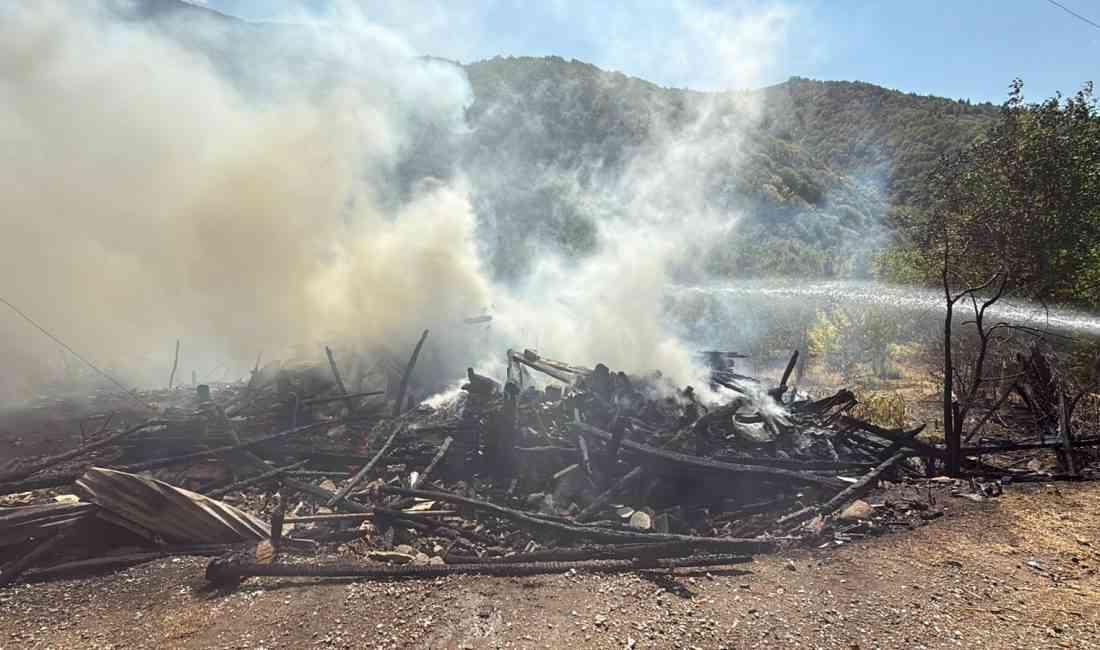 Karabük’ün Safranbolu ilçesinin Tayyipaltı Mahallesi’nde çıkan yangın, bir evin tamamen