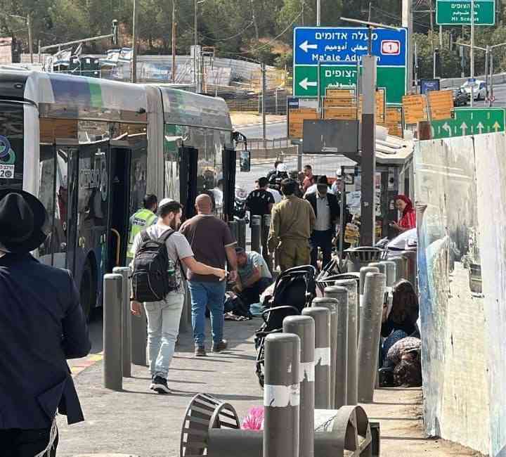 İşgal altındaki Doğu Kudüs’te Ramot Kavşağı’ndaki bir otobüs durağında düzenlenen