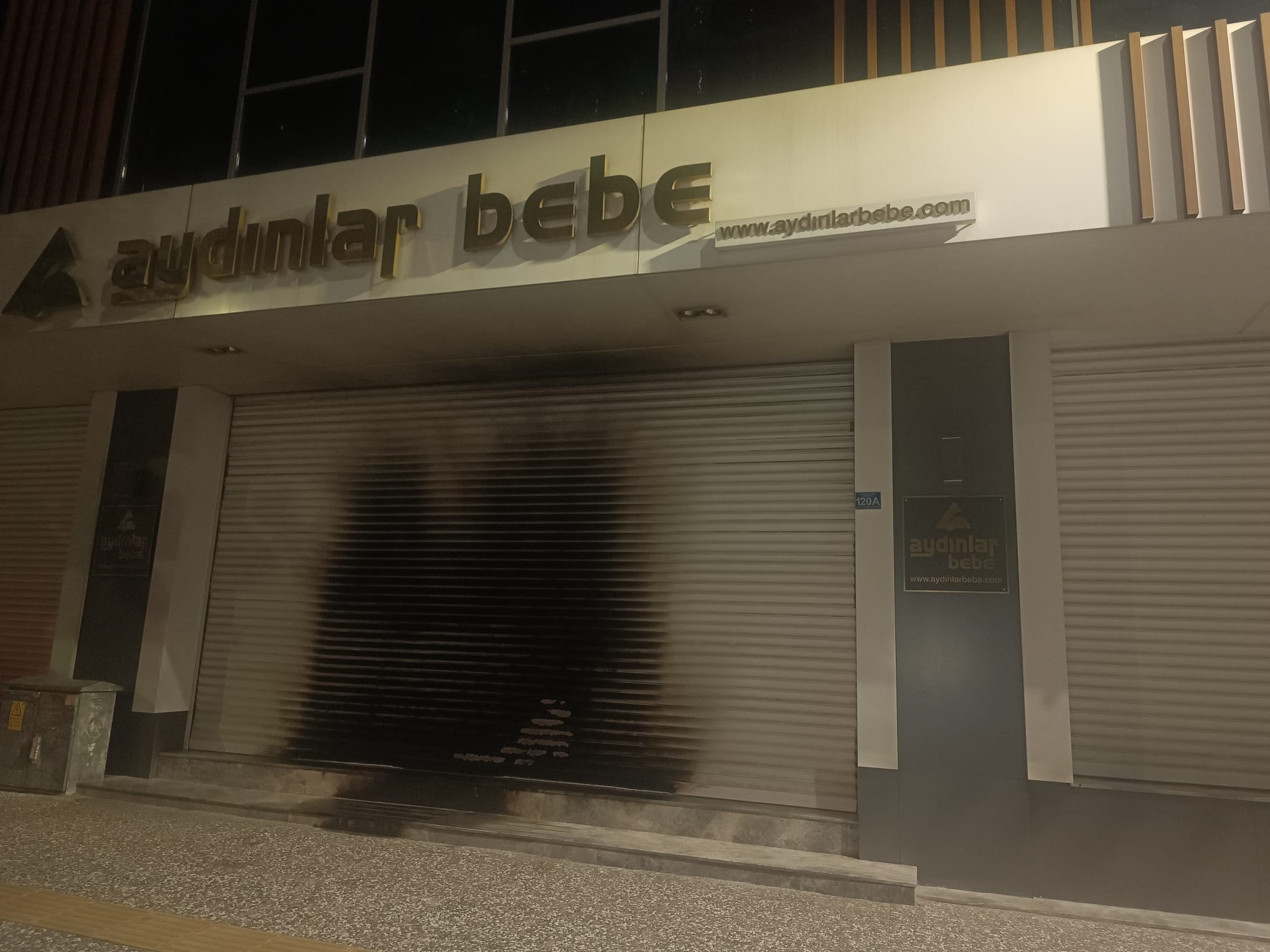 Bursa’nın Yıldırım ilçesinde kimliği belirsiz bir kişi, giyim mağazasının kapalı