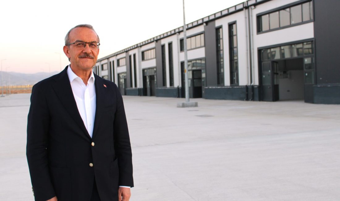 Malatya’da Depremzedeler İçin 714 İş Yeri Teslim Edilecek KAHRAMANMARAŞ merkezli depremlerden etkilenen Malatya’da, iş yerleri yıkılan esnaf için