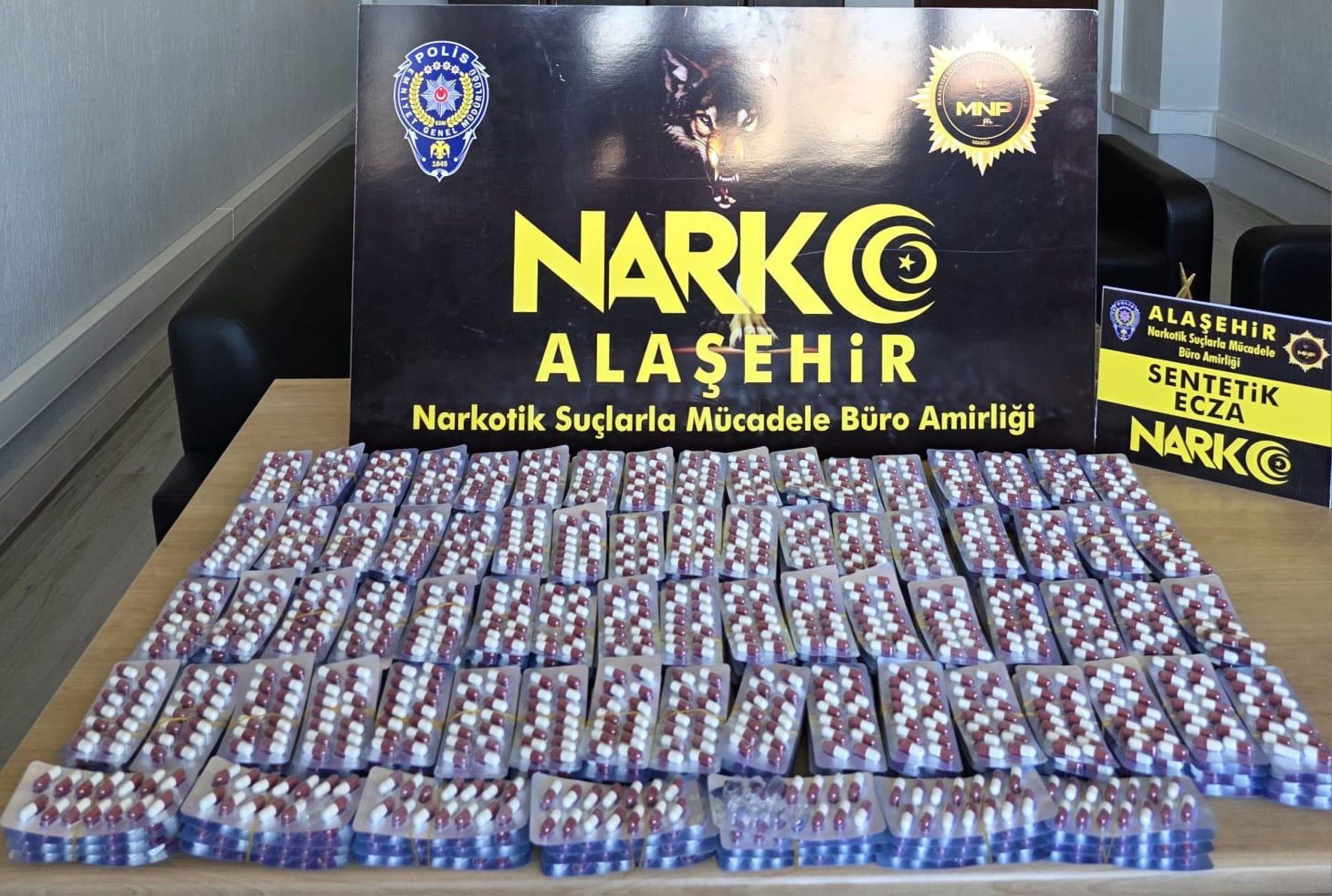 Manisa’nın Alaşehir ilçesinde düzenlenen uyuşturucu operasyonunda gözaltına alınan S.D. (49),