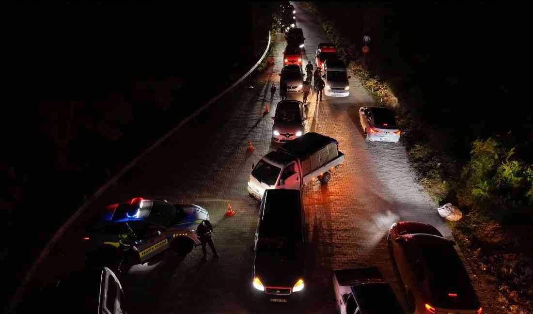 Bursa’da polis ekipleri, Uludağ eteklerindeki Zeyniler Mahallesi yolunda manzara izlemek