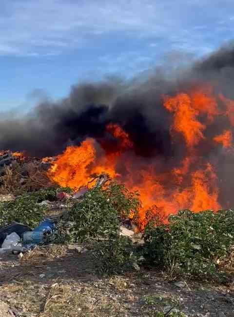 Balıkesir’in Marmara Adası’nda, çöplükte çıkan yangın, itfaiye ekiplerinin ve sivil