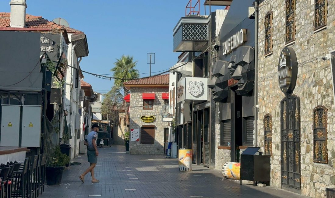 Marmaris’te Barda Silahlı Kavga: 1 Ölü, 1 Yaralı Muğla’nın Marmaris ilçesinde, Barlar Sokağı’nda bulunan bir barda çıkan silahlı