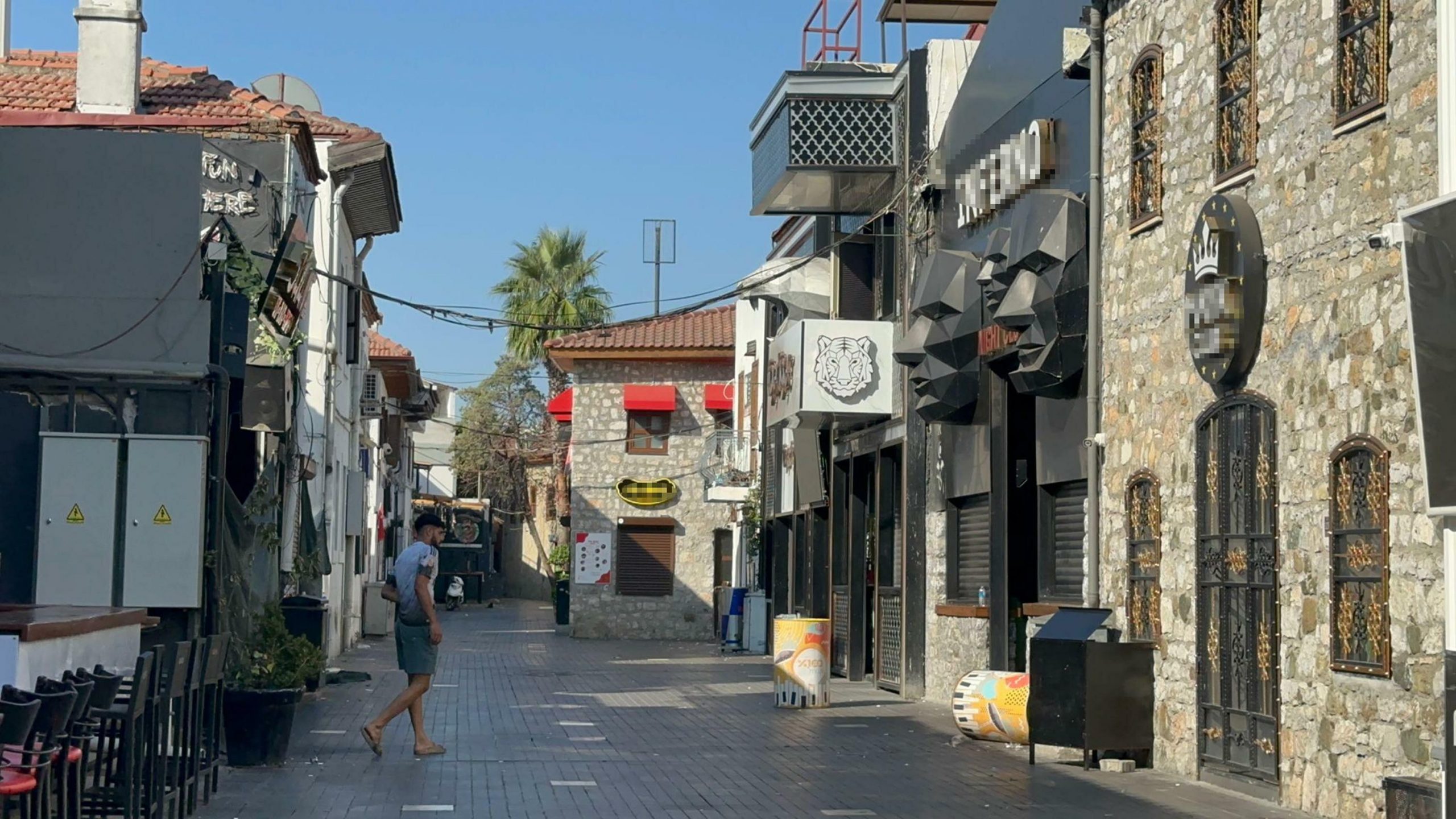 Muğla’nın Marmaris ilçesinde, Barlar Sokağı’nda bulunan bir barda çıkan silahlı