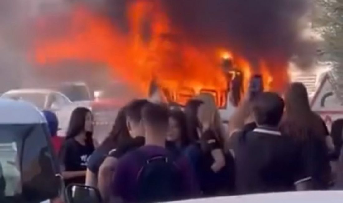 Mersin’in Erdemli ilçesinde öğrencileri taşıyan servis minibüsünde çıkan yangın paniğe