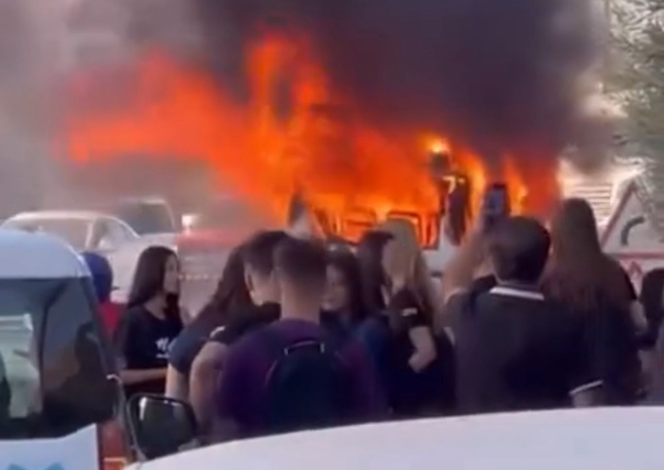 Mersin’in Erdemli ilçesinde öğrencileri taşıyan servis minibüsünde çıkan yangın paniğe