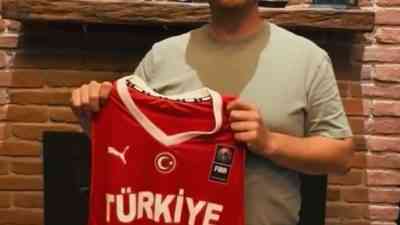 Milli basketbolcu Alperen Şengün, Milli Takım oyuncularının tamamının imzasını taşıyan
