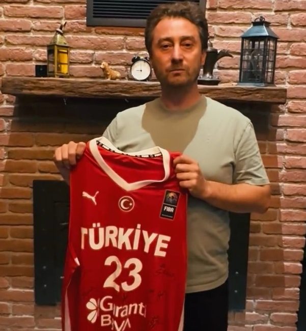 Milli basketbolcu Alperen Şengün, Milli Takım oyuncularının tamamının imzasını taşıyan