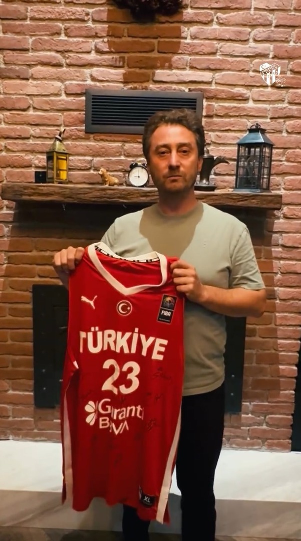 Milli basketbolcu Alperen Şengün, Milli Takım oyuncularının tamamının imzasını taşıyan