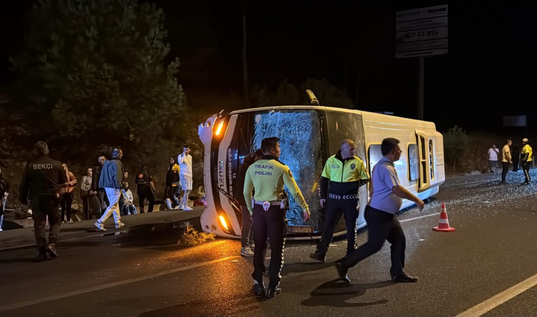Muğla Büyükşehir Belediyesi’ne ait yolcu otobüsü, Aydın-Muğla karayolunda devrildi. Kazada