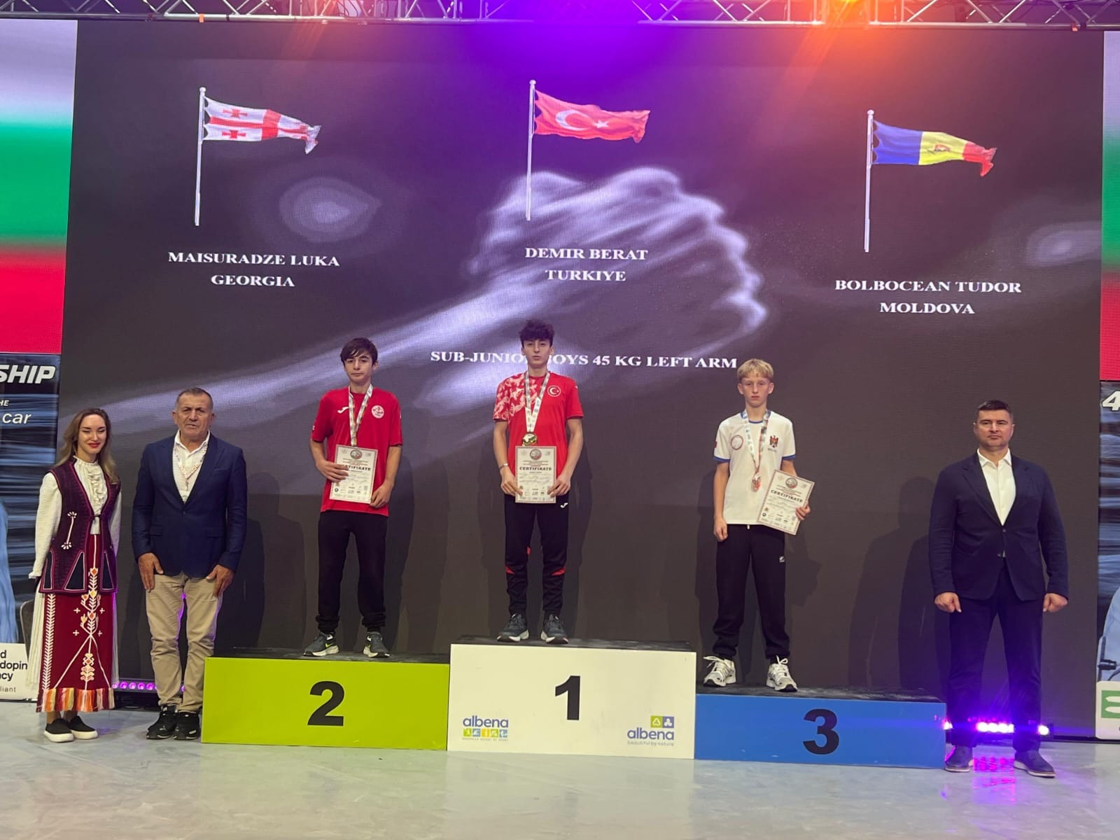 Bursa’da 10’uncu sınıf öğrencisi Berat Demir (15), bilek güreşinde büyük