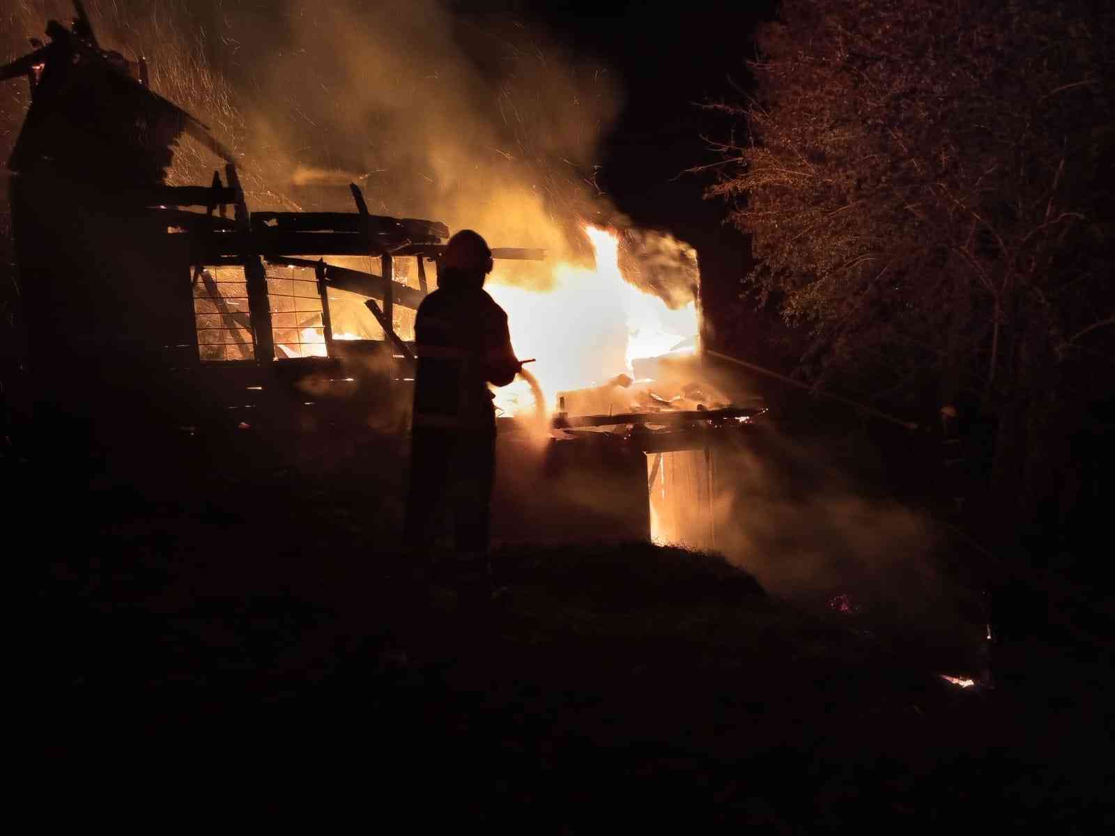 Ordu’nun Çaybaşı ilçesinde 2 katlı ahşap ev çıkan yangında tamamen