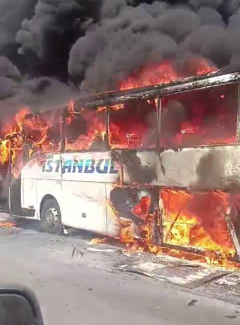 Mersin’in Tarsus ilçesinde seyir halindeyken alev alan yolcu otobüsü kullanılamaz