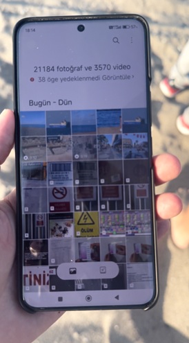 Sakarya’nın Karasu ilçesinde, plajda kadınların fotoğraflarını çektiği tespit edilen bir